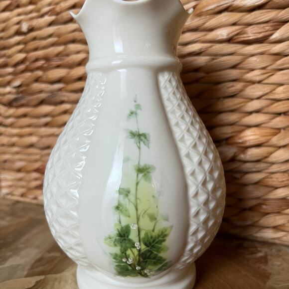 Ivy Vintage Belleek Irish vase - Picture 1 of 7